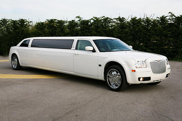 Una limousine Chrysler per una cerimonia di matrimonio è una scelta fatta di lusso ed eleganza estrema