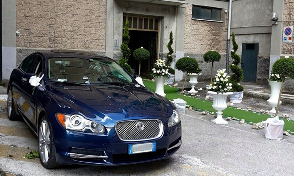 auto-sposi-Napoli_Jaguar-XF_noleggio-cerimonie
