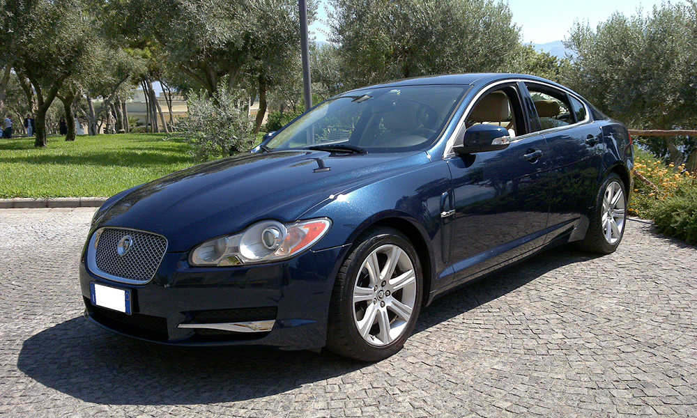 auto-sposi-Napoli_Jaguar-XF_noleggio-matrimonio
