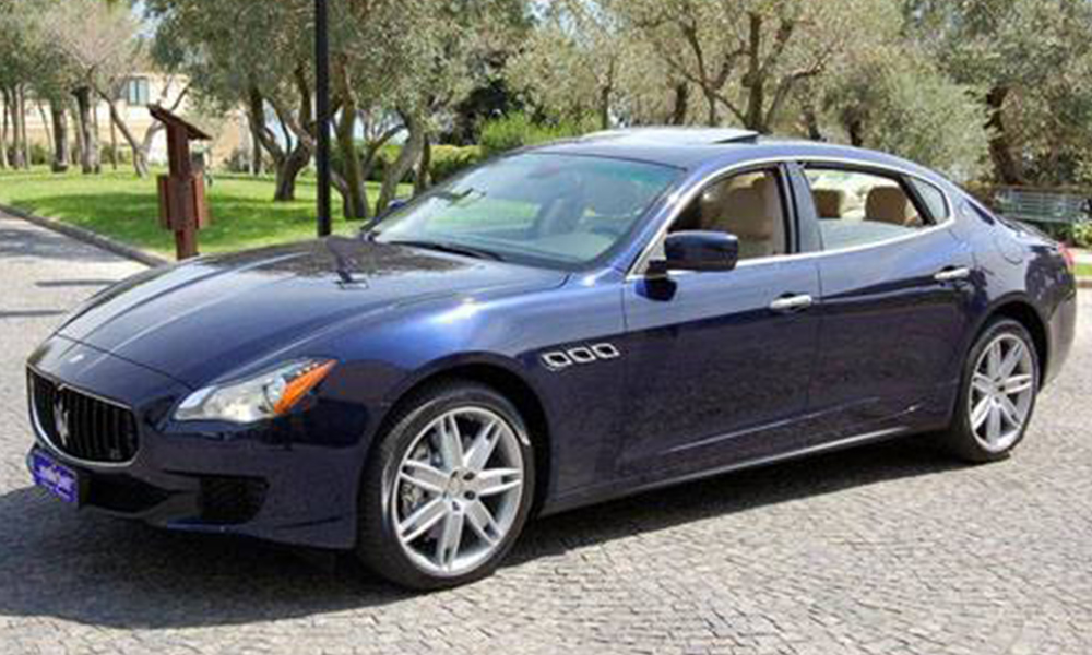 auto-sposi-Napoli_Maserati-QuattroPorte-blu_noleggio-cerimonie