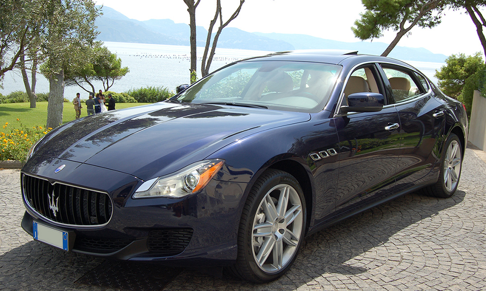 auto-sposi-Napoli_Maserati-QuattroPorte-blu_noleggio-matrimonio