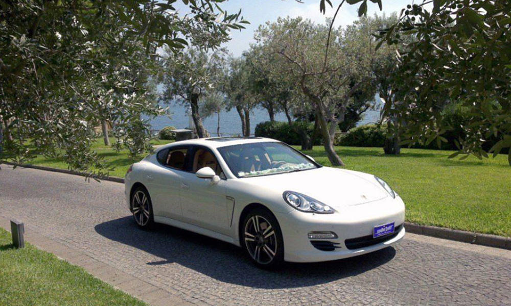 auto-sposi-Napoli_Porsche-Panamera-bianca_noleggio-matrimonio