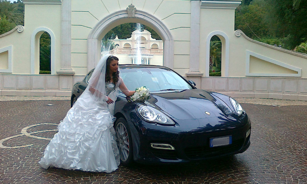 auto-sposi-Napoli_Porsche-Panamera-blu_noleggio-nozze