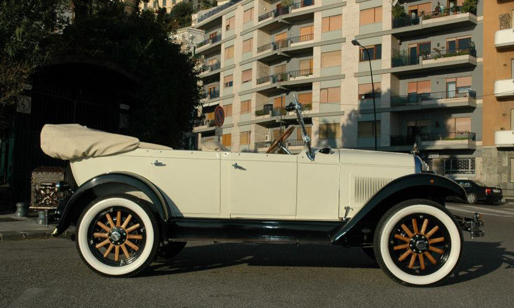 auto-sposi-Napoli_Whippet-d-epoca_noleggio-con-autista