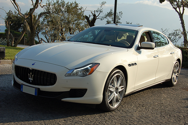 Auto per sposi che sintetizza vocazione sportiva ed eleganza da ammiraglia, la Maserati Quattroporte bianca