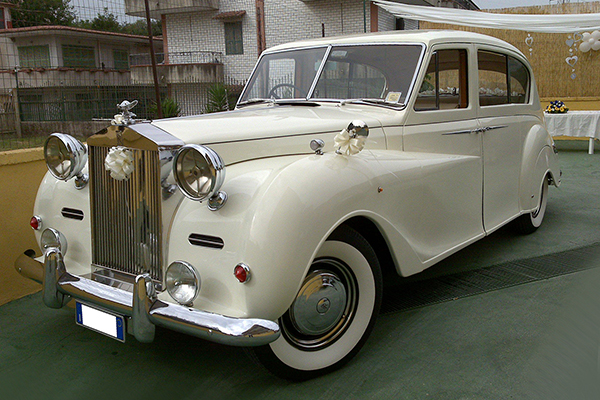 Una Rolls Royce Princess, una auto perfetta per cerimonie magnificenti e lussuose