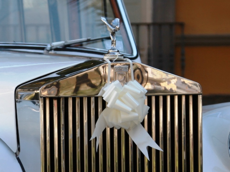Auto sposi Napoli | La statua Spirit of Ecstasy sul cofano di una nostra Rolls Royce, in noleggio per cerimonie a Napoli