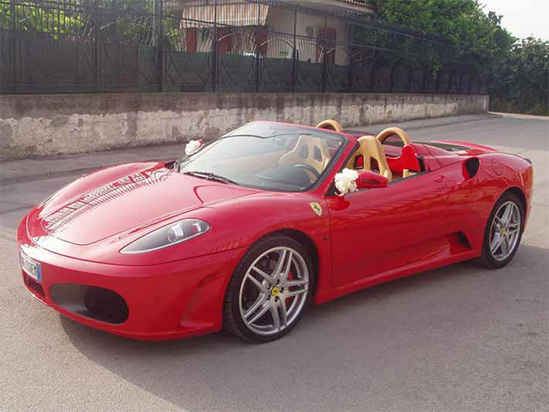 Auto Matrimonio Napoli | Una Ferrari per gli sposi, una scelta di stile e bellezza per le nozze