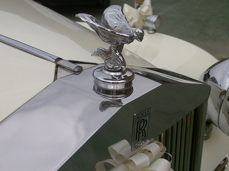 Auto sposi Napoli, noleggio per cerimonie | Una Rolls-Royce da matrimonio e la sua statuetta iconica