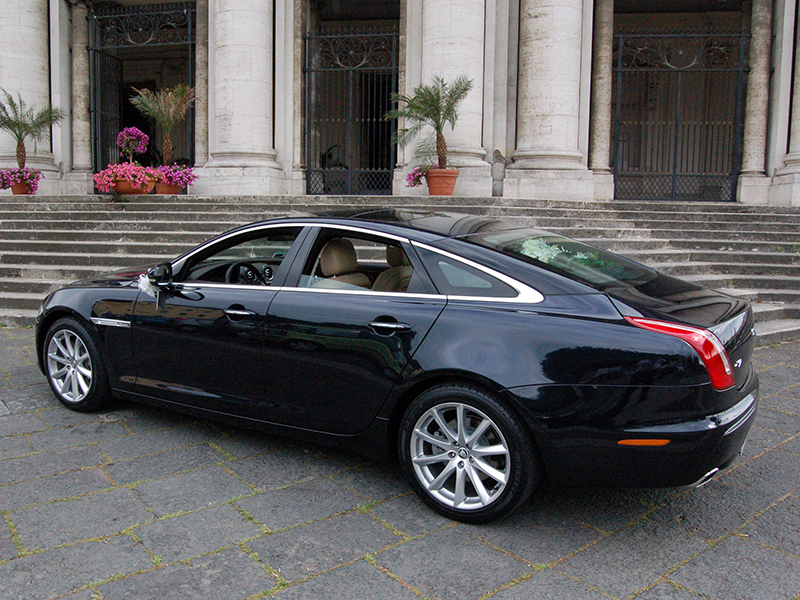 Auto Matrimonio Napoli | Jaguar XJ per matrimoni eleganti e cerimonie raffinate