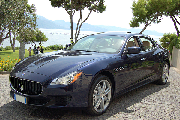 Noleggio-Maserati-sposi-Napoli_prezzi_Quattroporte_blu
