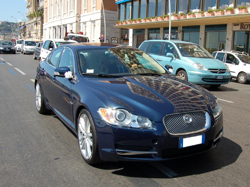 Auto Matrimonio Napoli | Jaguar XF, auto ideale per cerimonie