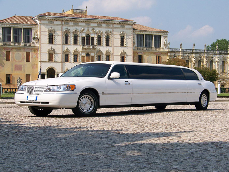 Limousine per sposi Napoli | La Lincoln limousine, noleggiata da Auto Matrimonio Napoli