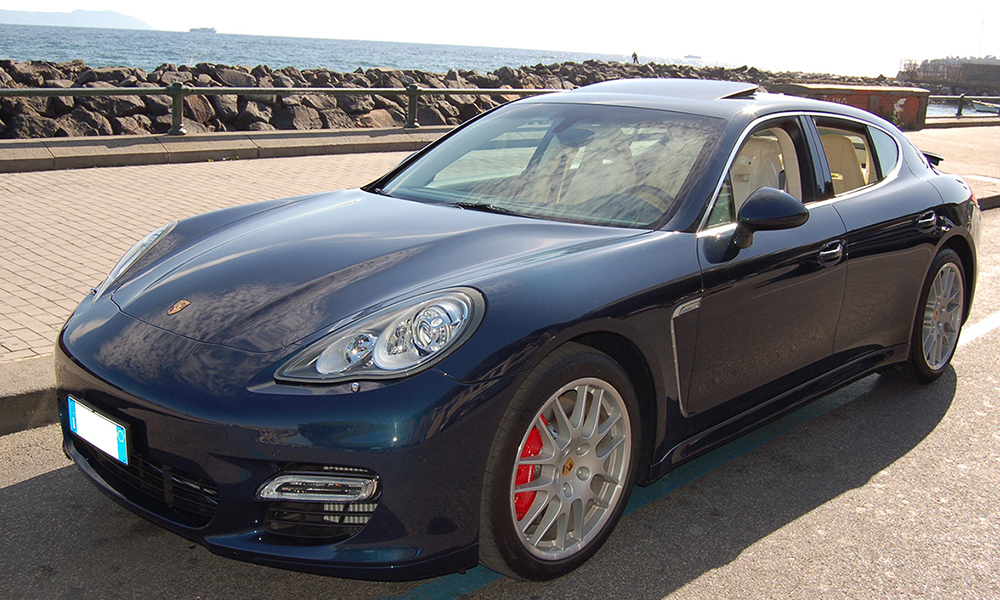 auto-sposi-Napoli_Porsche-Panamera-blu_noleggio-matrimonio