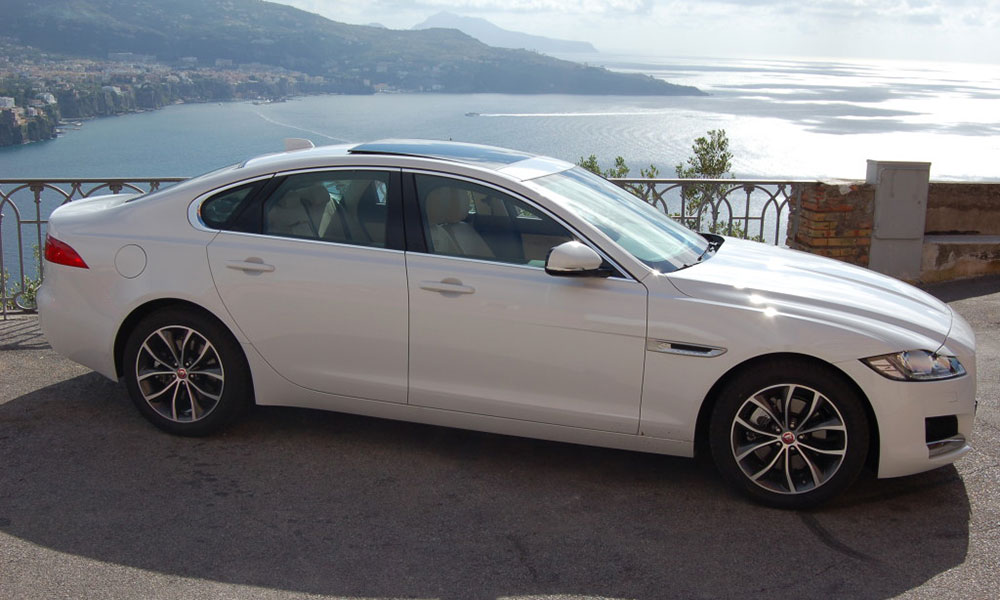 auto-sposi-Napoli_Jaguar-XF-bianca_noleggio-cerimonie