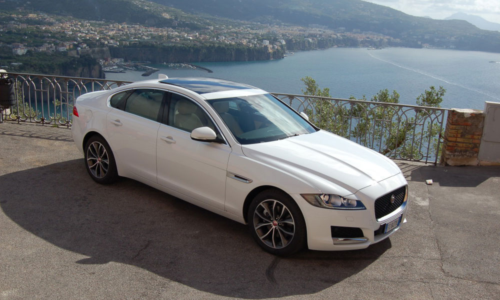 auto-sposi-Napoli_Jaguar-XF-bianca_noleggio-matrimonio